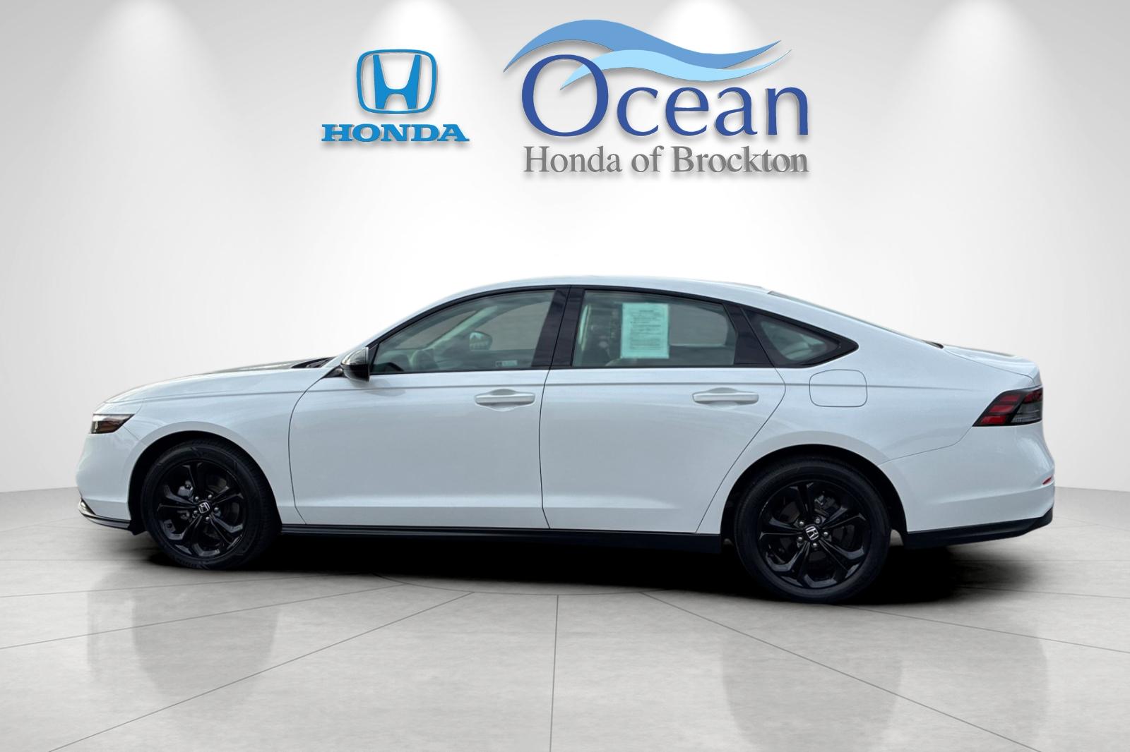 Used 2025 Platinum White Pearl Honda SE image 6