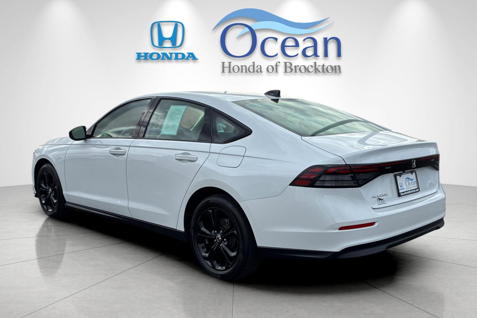 Used 2025 Platinum White Pearl Honda SE image 5