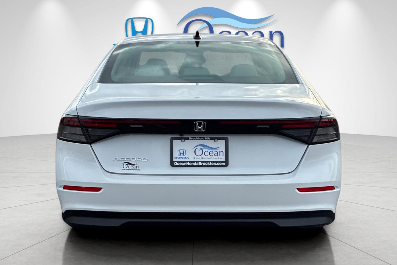 Used 2025 Platinum White Pearl Honda SE image 4