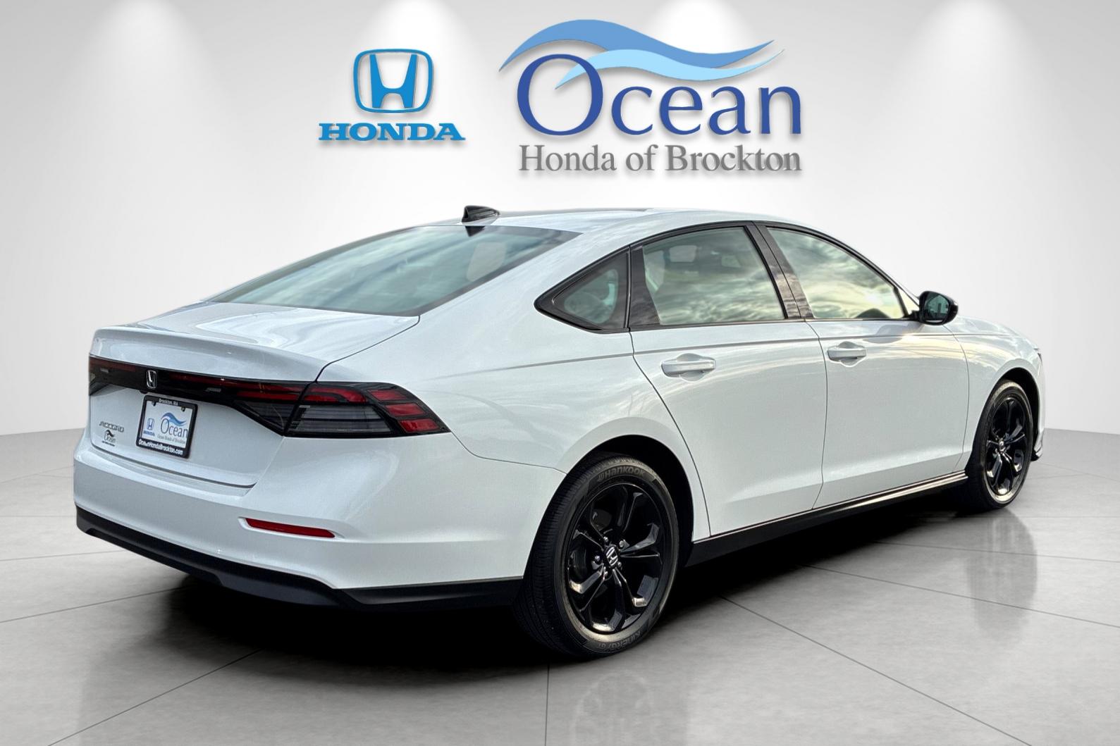 Used 2025 Platinum White Pearl Honda SE image 3
