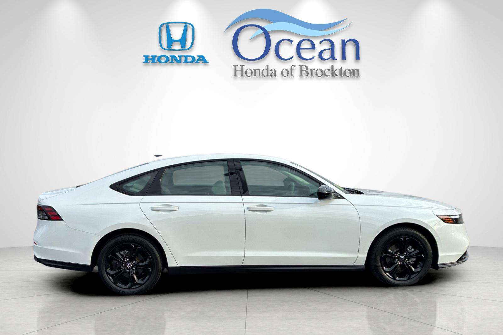 Used 2025 Platinum White Pearl Honda SE image 2