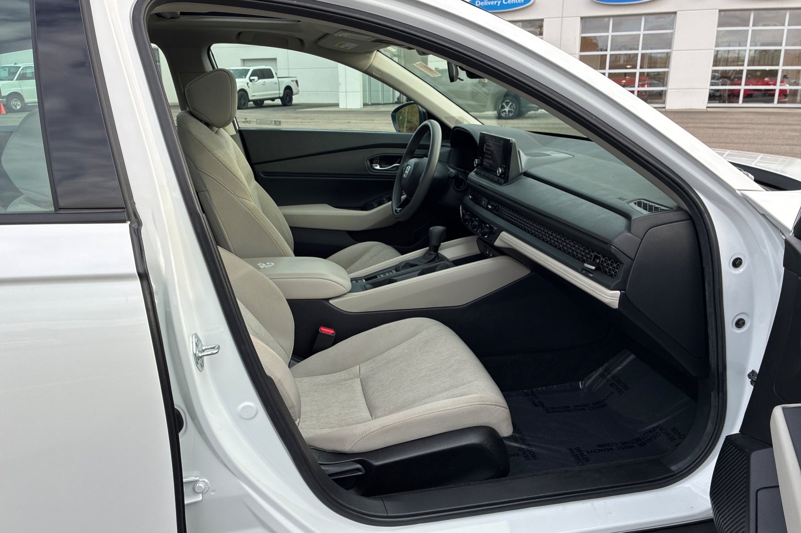 Used 2025 Platinum White Pearl Honda SE image 21