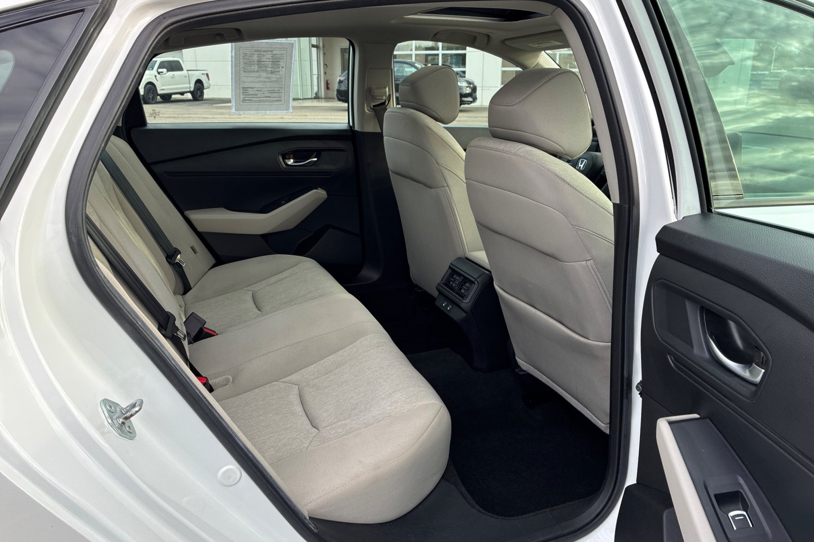 Used 2025 Platinum White Pearl Honda SE image 18