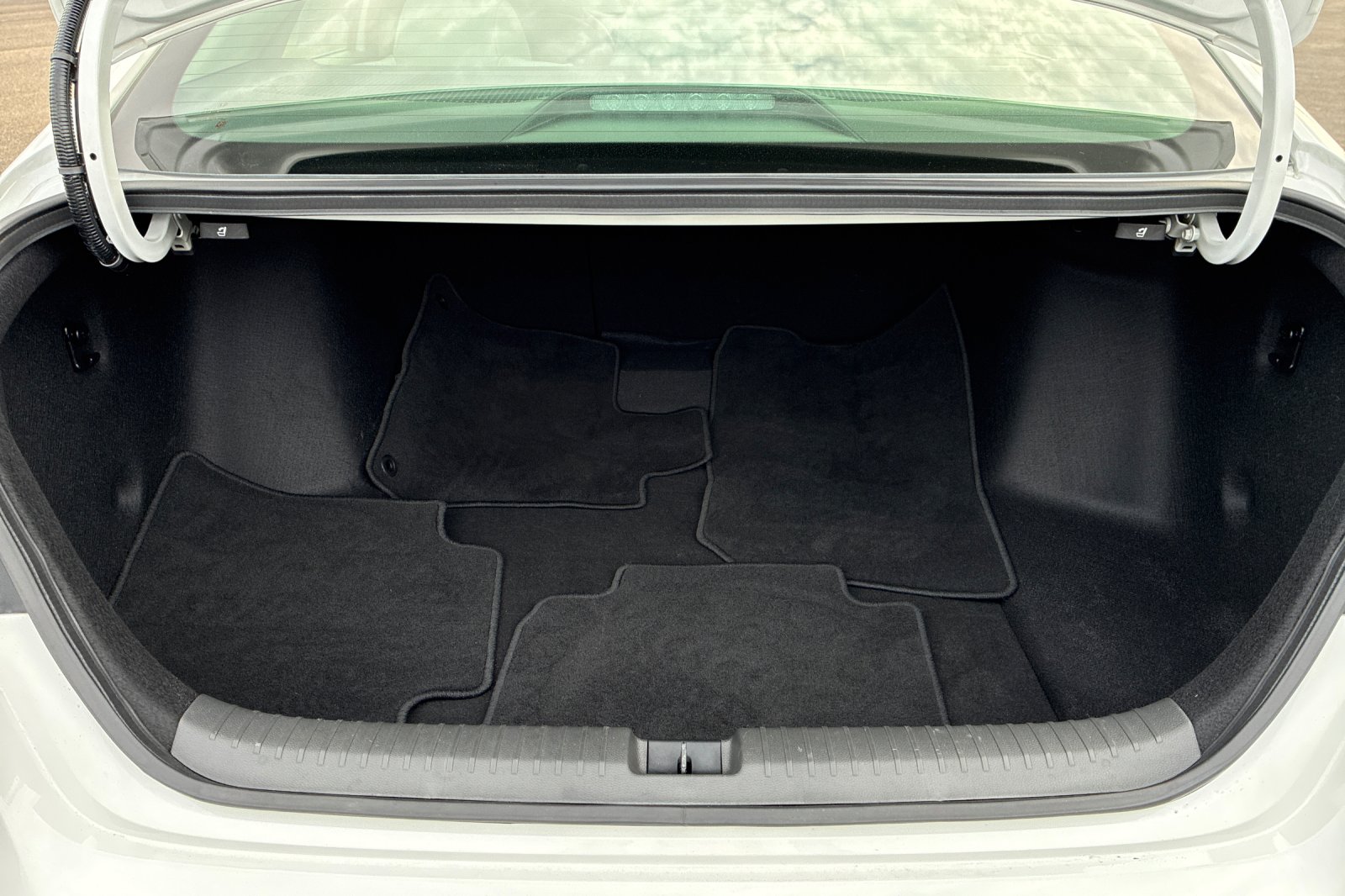 Used 2025 Platinum White Pearl Honda SE image 20