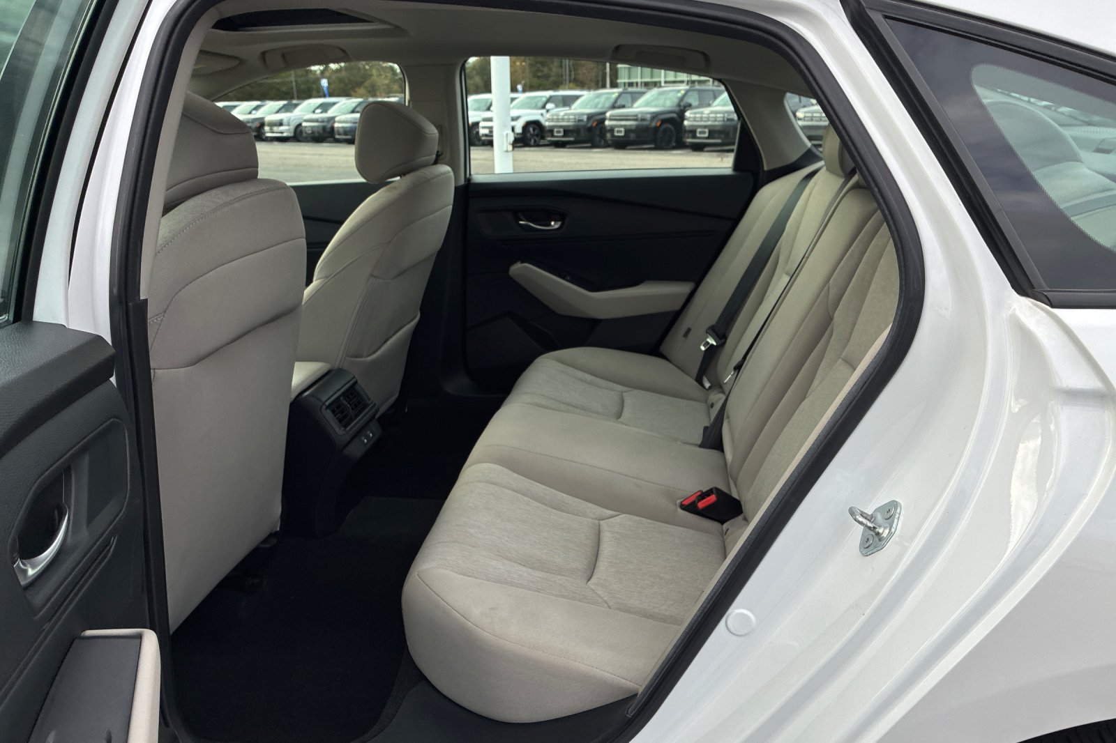 Used 2025 Platinum White Pearl Honda SE image 15