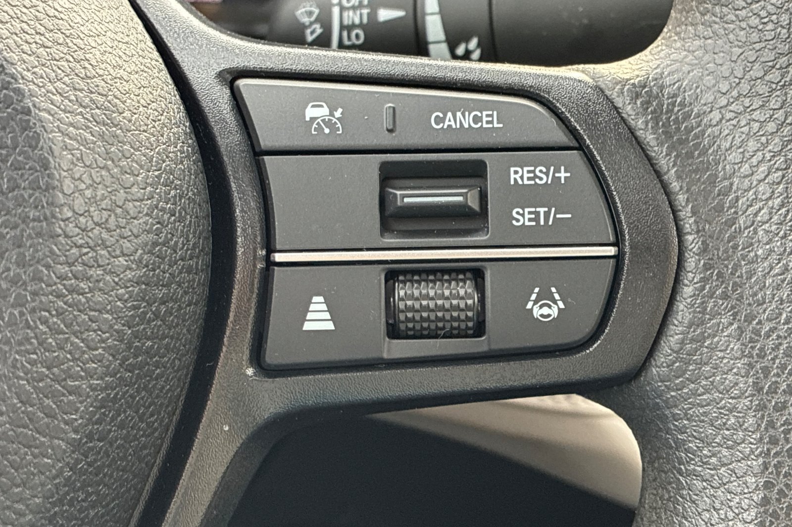 Used 2025 Platinum White Pearl Honda SE image 32