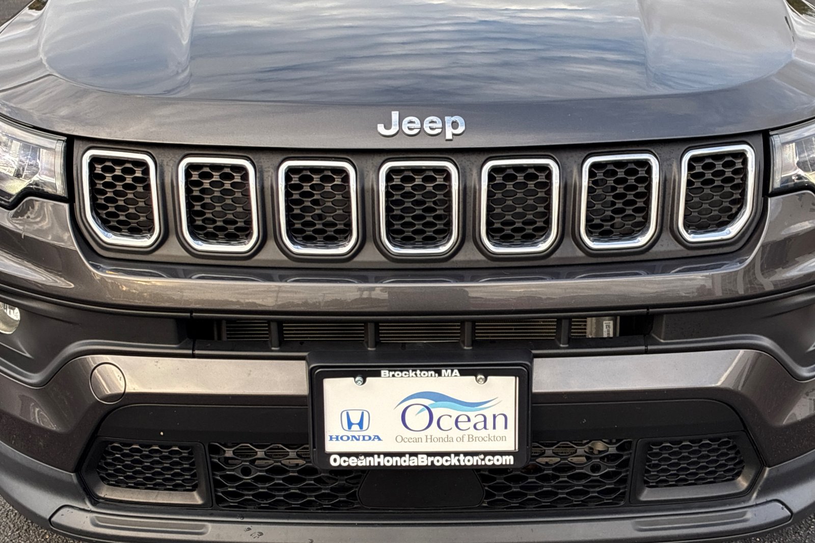 Used 2023 Crystal Metallic Jeep Latitude Lux image 43