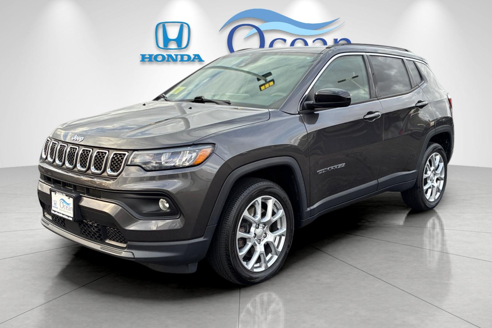 Used 2023 Crystal Metallic Jeep Latitude Lux image 7