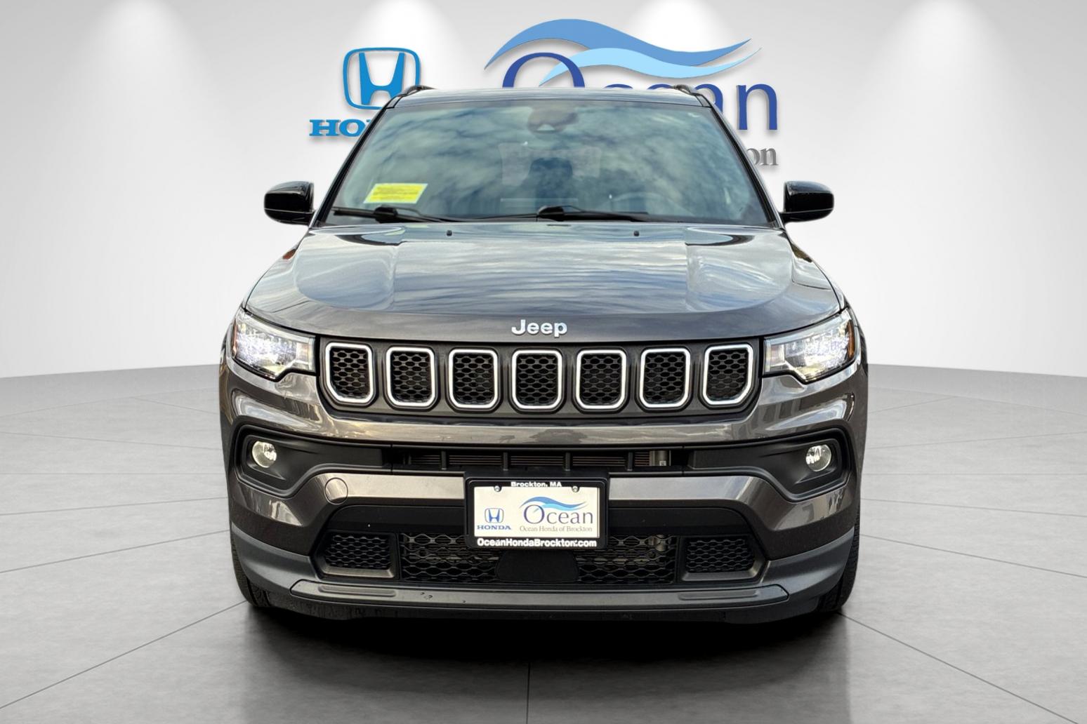 Used 2023 Crystal Metallic Jeep Latitude Lux image 8