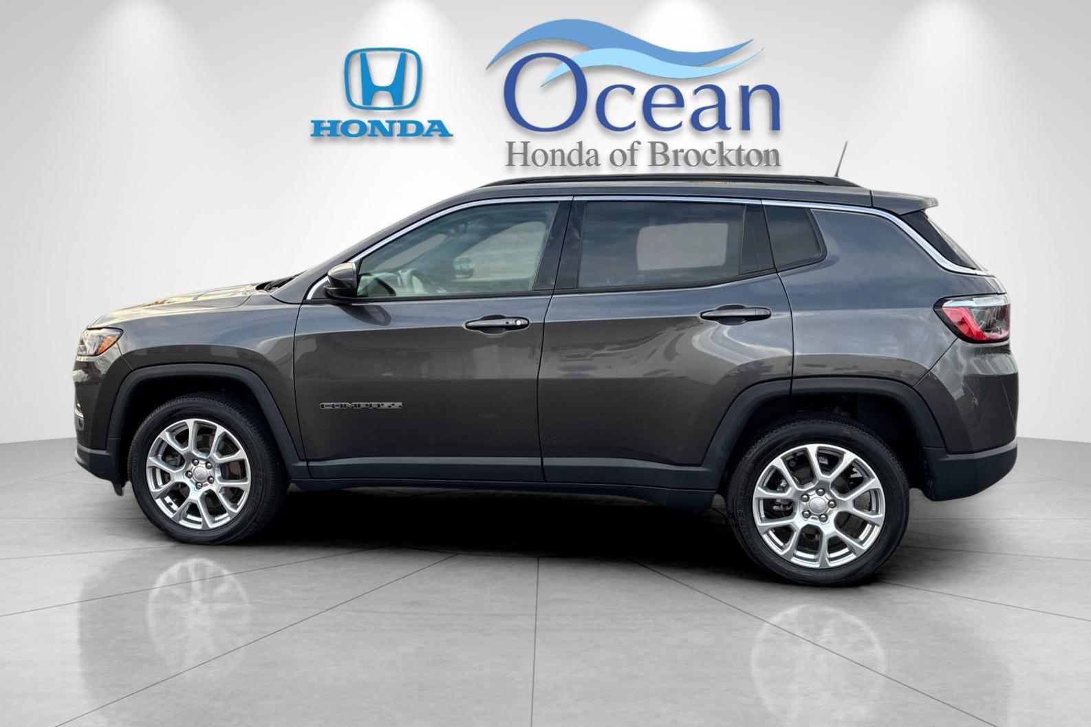Used 2023 Crystal Metallic Jeep Latitude Lux image 6