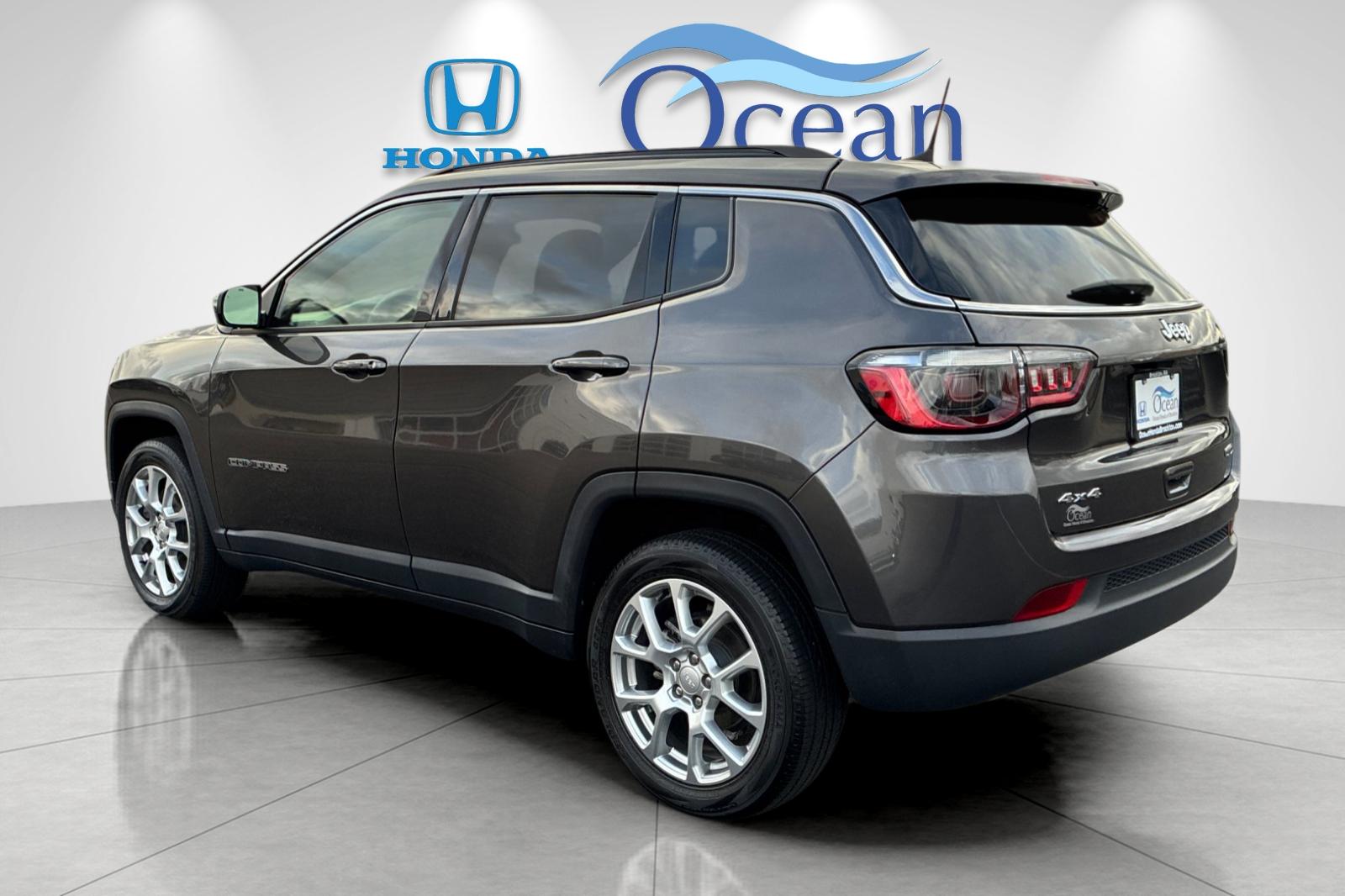 Used 2023 Crystal Metallic Jeep Latitude Lux image 5