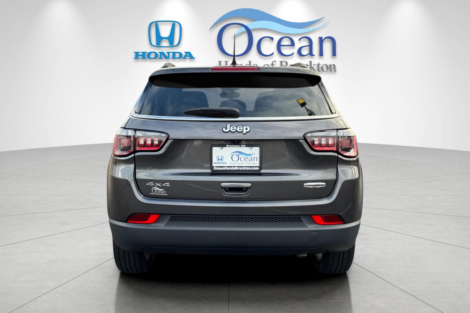 Used 2023 Crystal Metallic Jeep Latitude Lux image 4