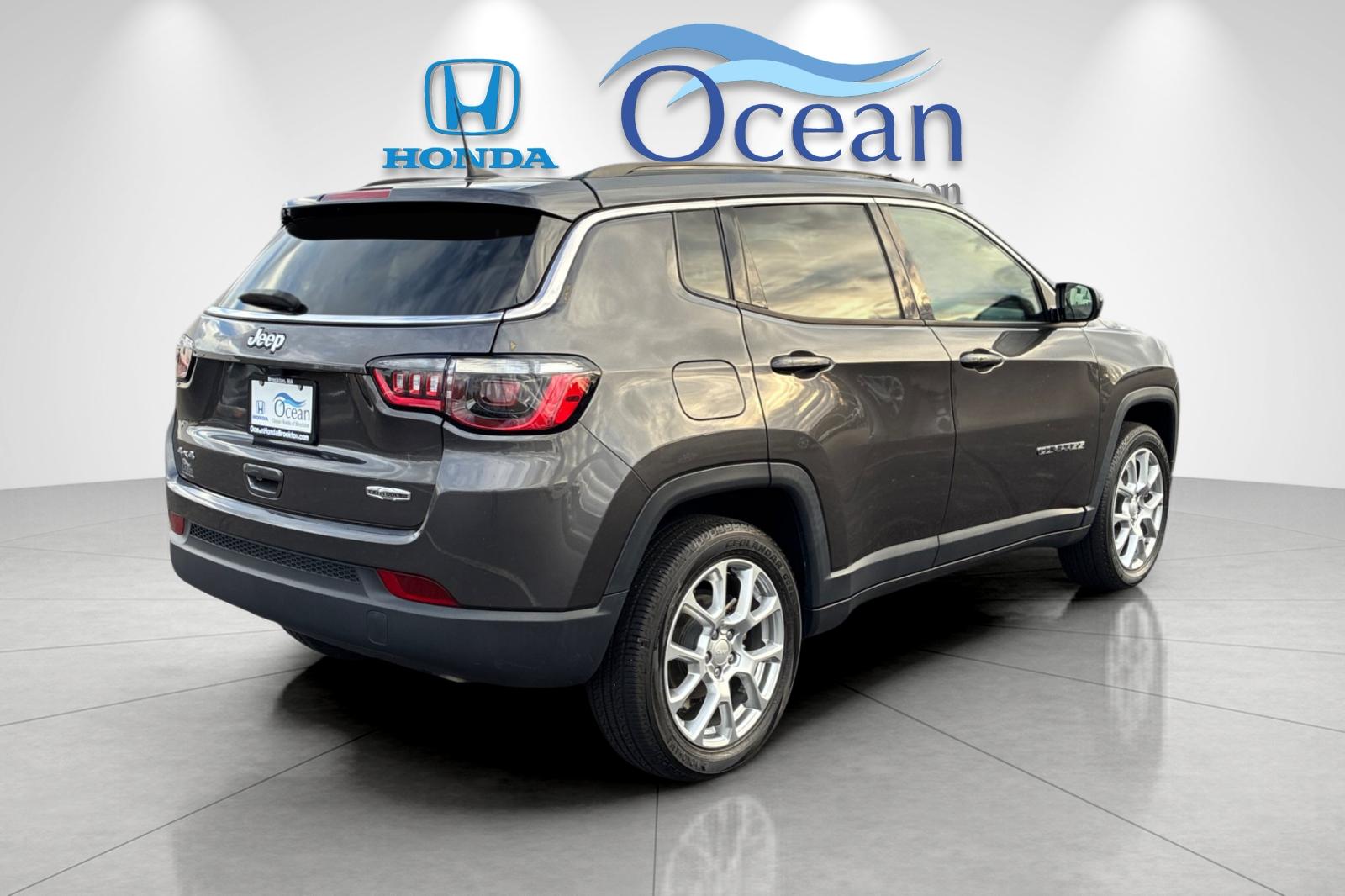 Used 2023 Crystal Metallic Jeep Latitude Lux image 3