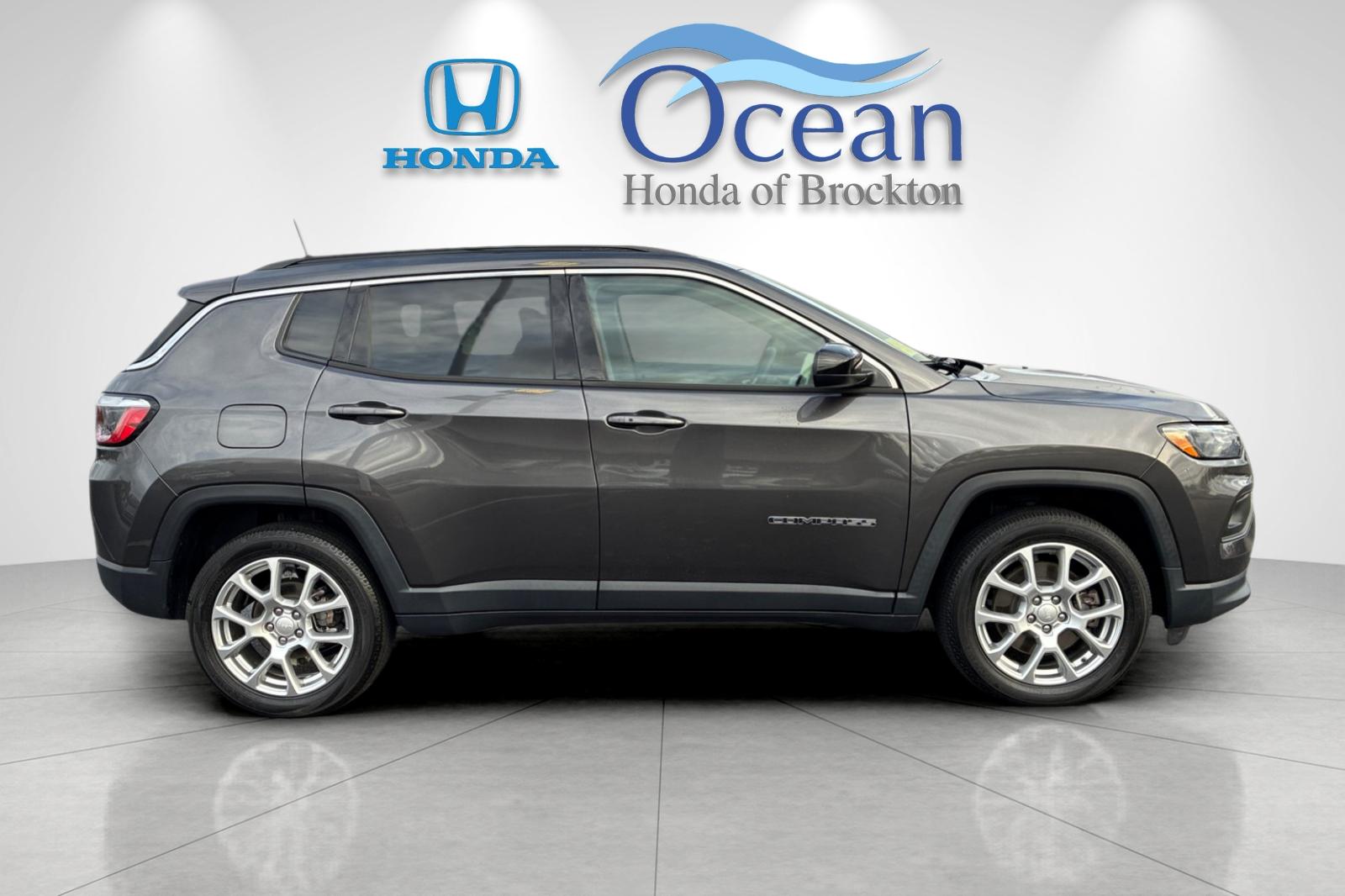Used 2023 Crystal Metallic Jeep Latitude Lux image 2