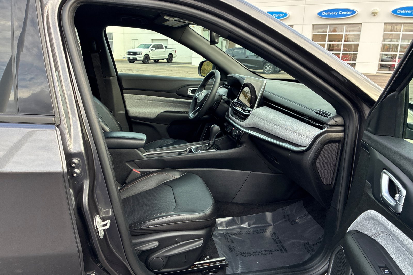 Used 2023 Crystal Metallic Jeep Latitude Lux image 22