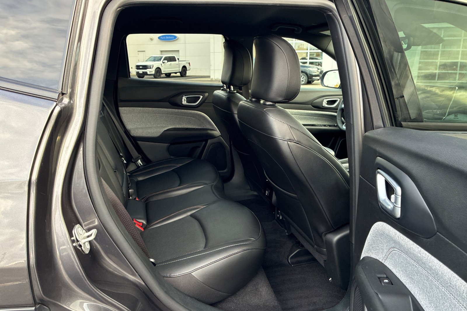Used 2023 Crystal Metallic Jeep Latitude Lux image 18