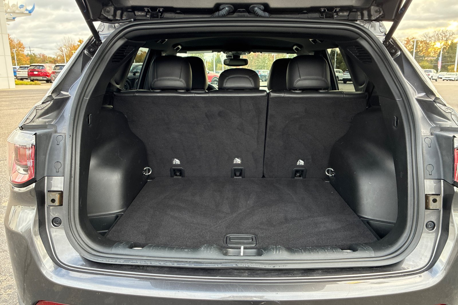 Used 2023 Crystal Metallic Jeep Latitude Lux image 20