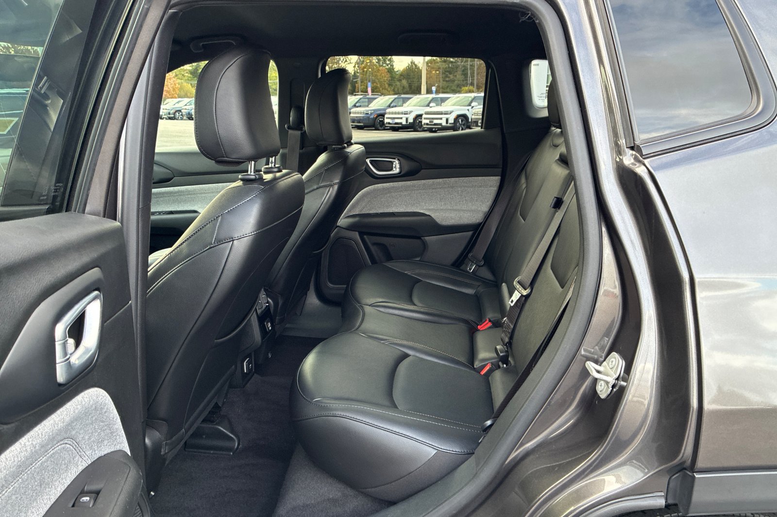 Used 2023 Crystal Metallic Jeep Latitude Lux image 15