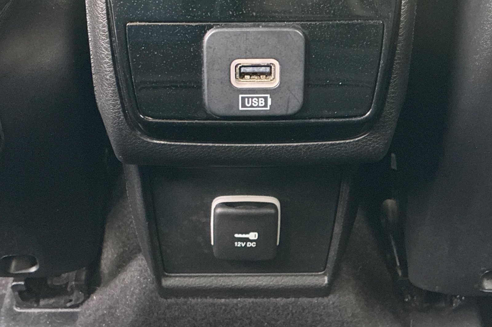 Used 2023 Crystal Metallic Jeep Latitude Lux image 19