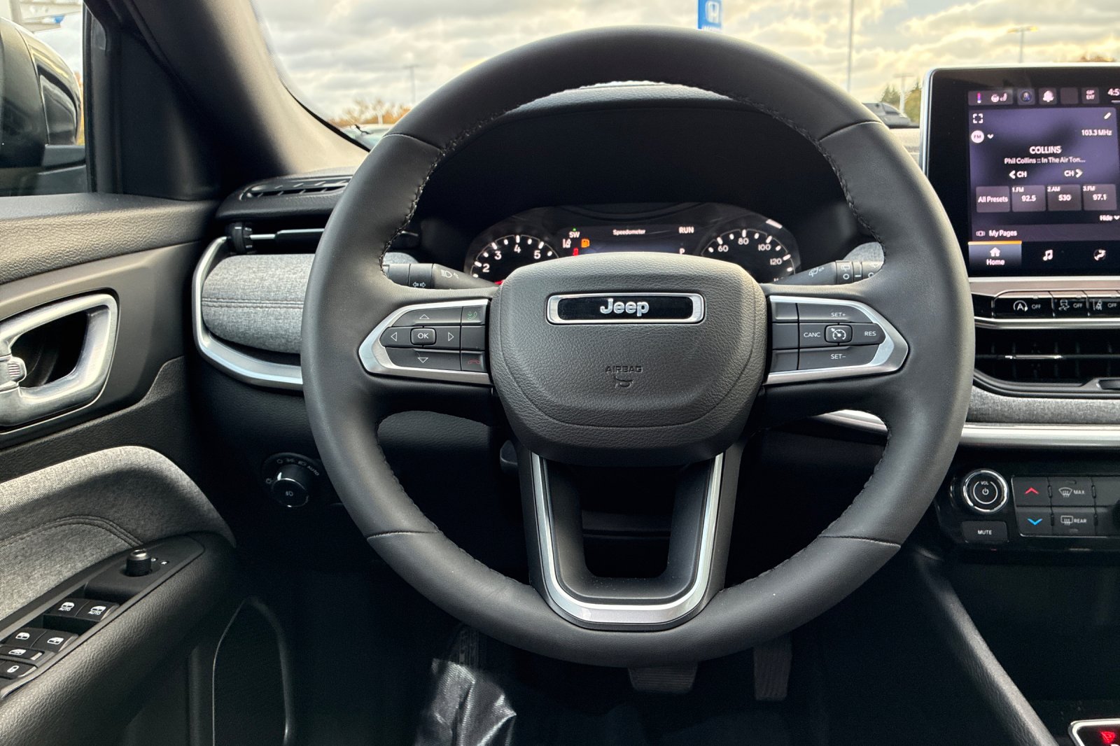 Used 2023 Crystal Metallic Jeep Latitude Lux image 30