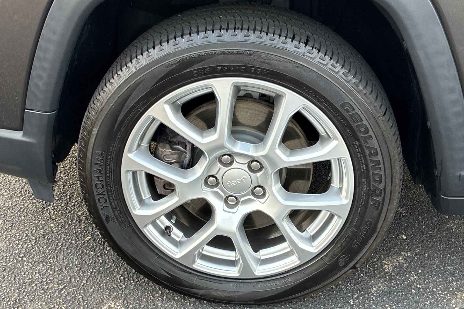 Used 2023 Crystal Metallic Jeep Latitude Lux image 39