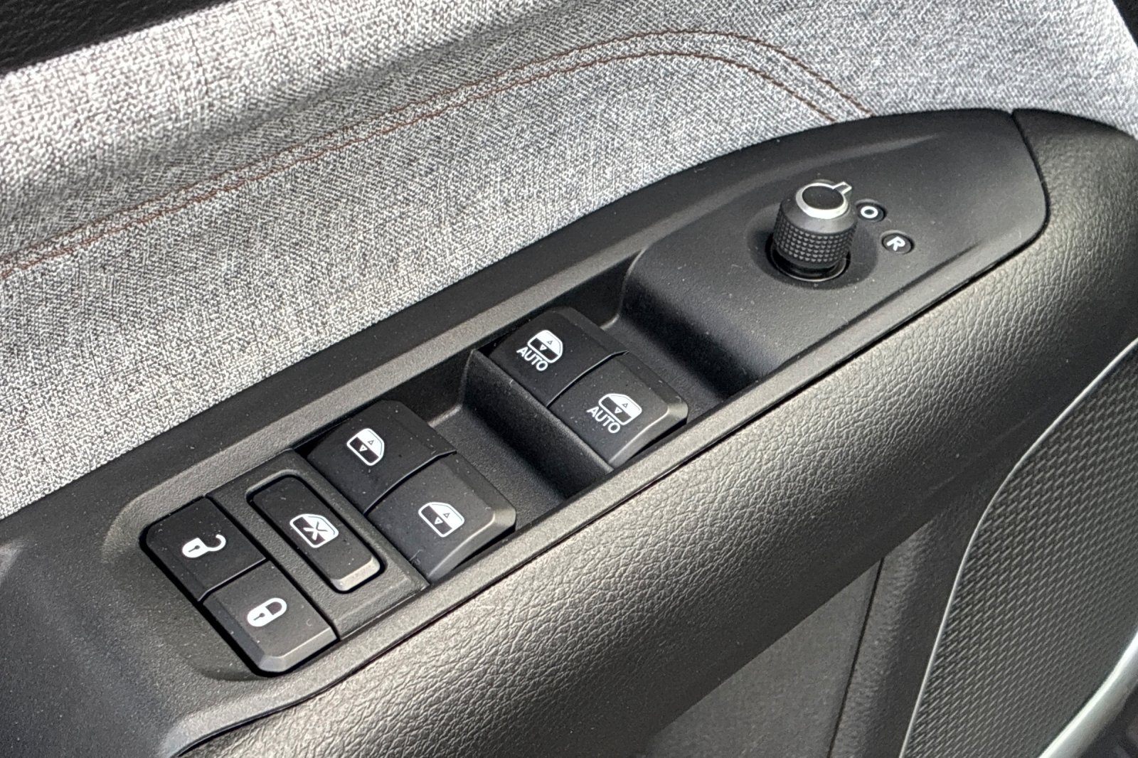Used 2023 Crystal Metallic Jeep Latitude Lux image 13