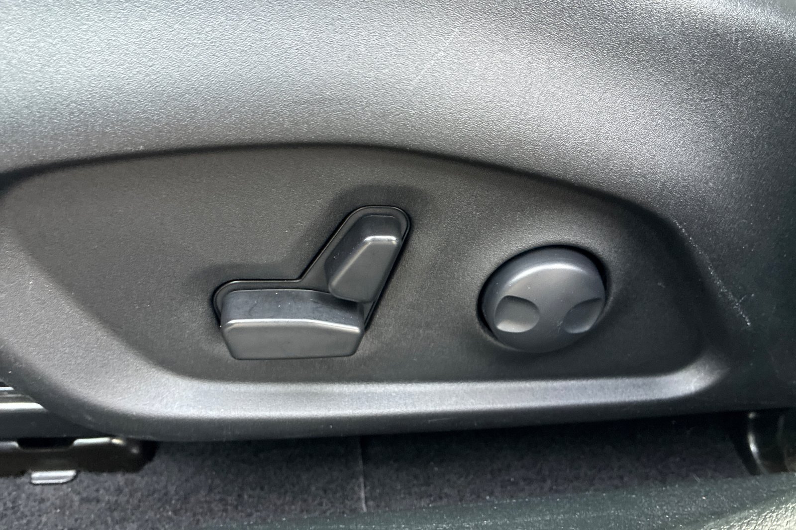 Used 2023 Crystal Metallic Jeep Latitude Lux image 9