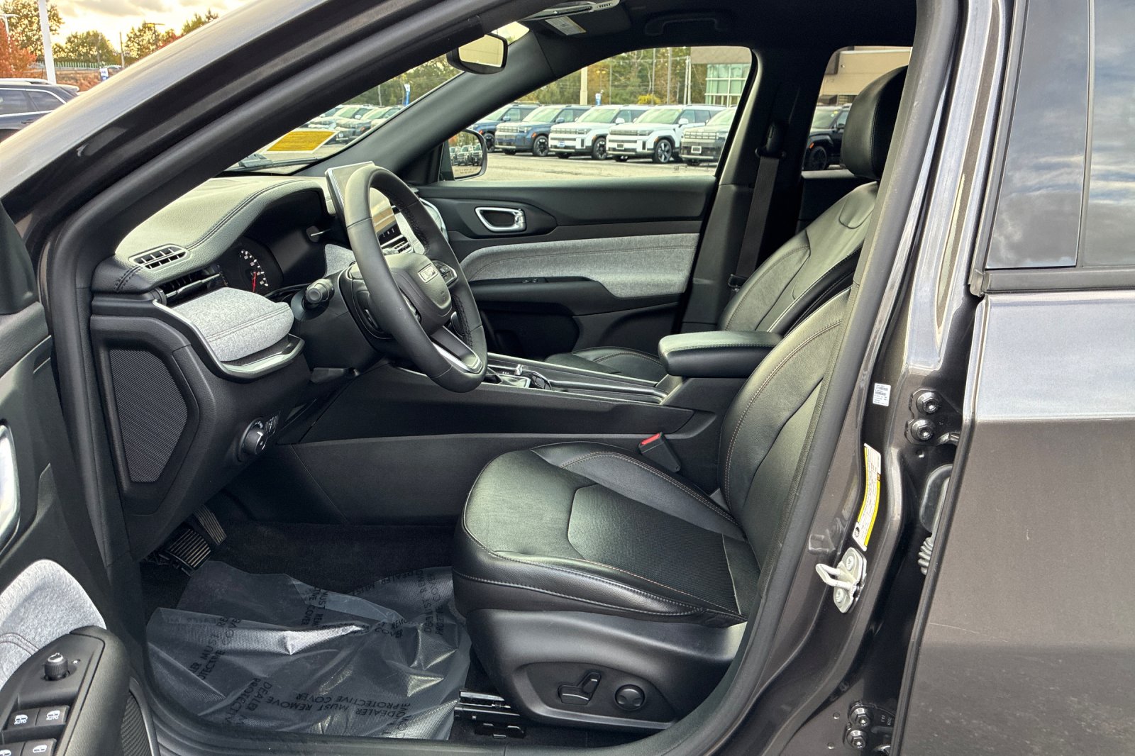 Used 2023 Crystal Metallic Jeep Latitude Lux image 11