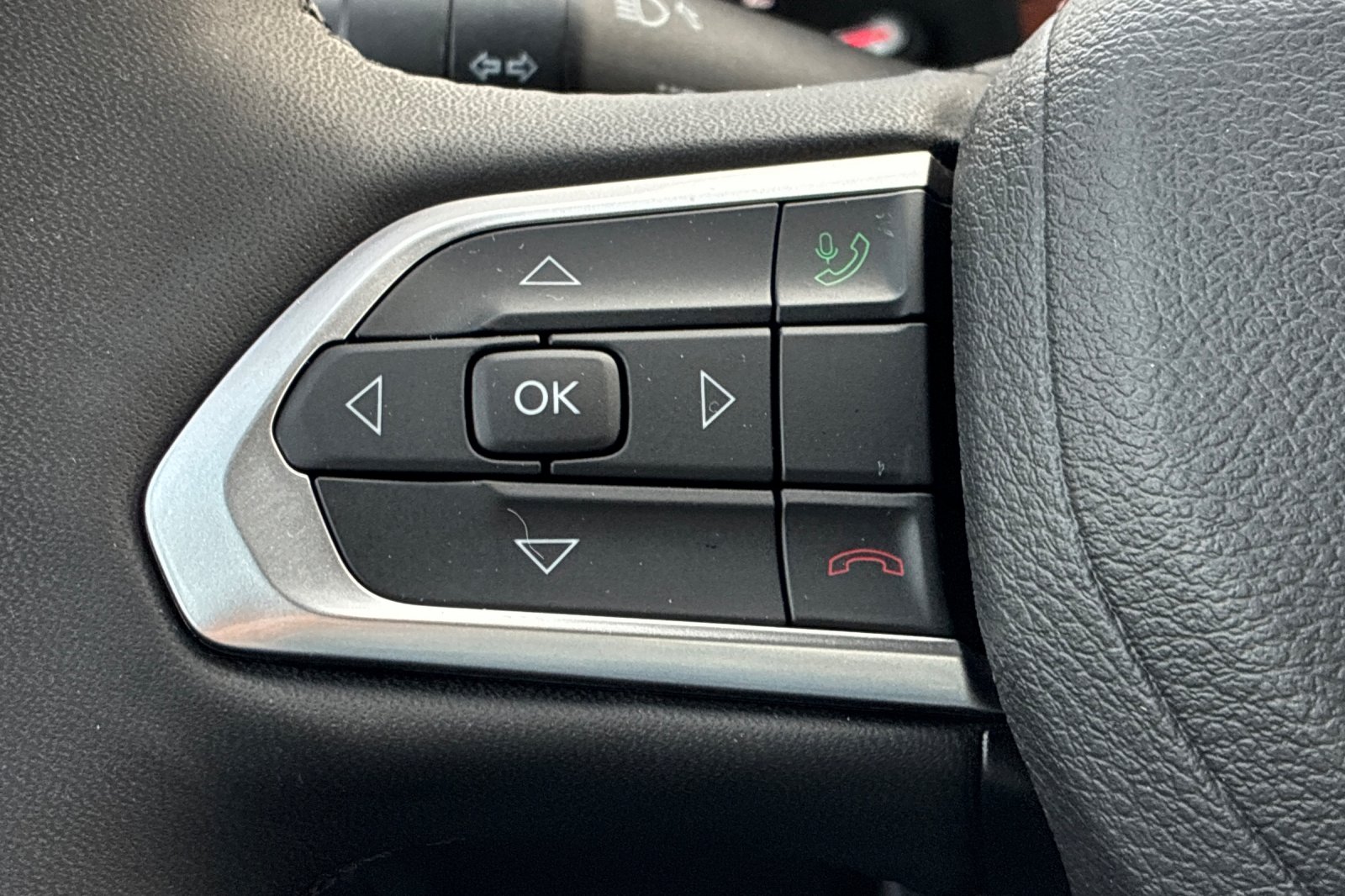 Used 2023 Crystal Metallic Jeep Latitude Lux image 31