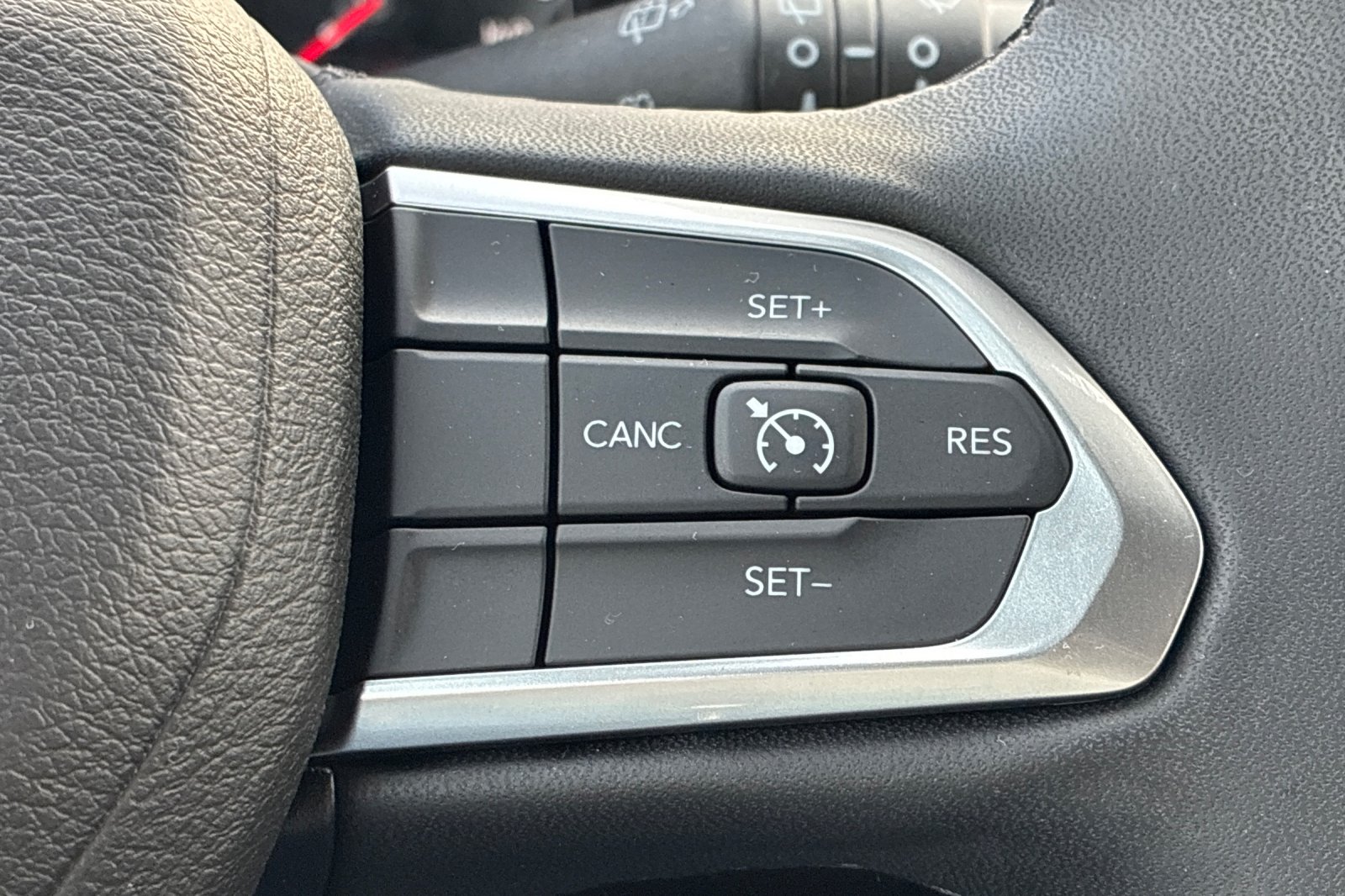 Used 2023 Crystal Metallic Jeep Latitude Lux image 32