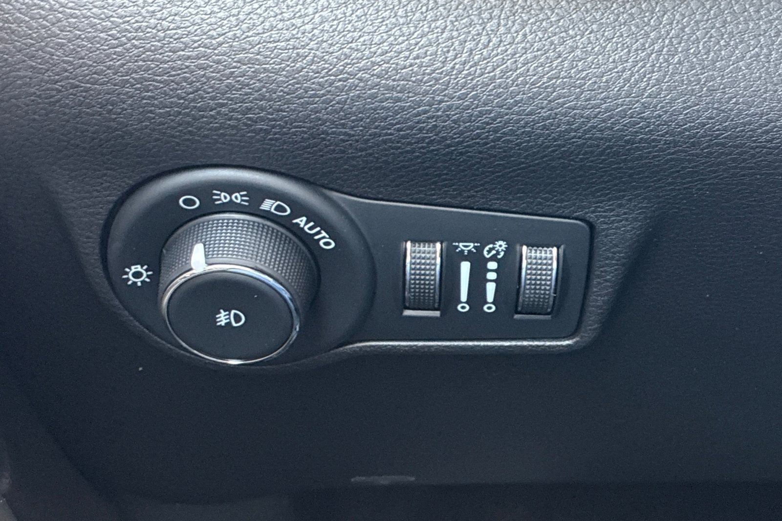 Used 2023 Crystal Metallic Jeep Latitude Lux image 38