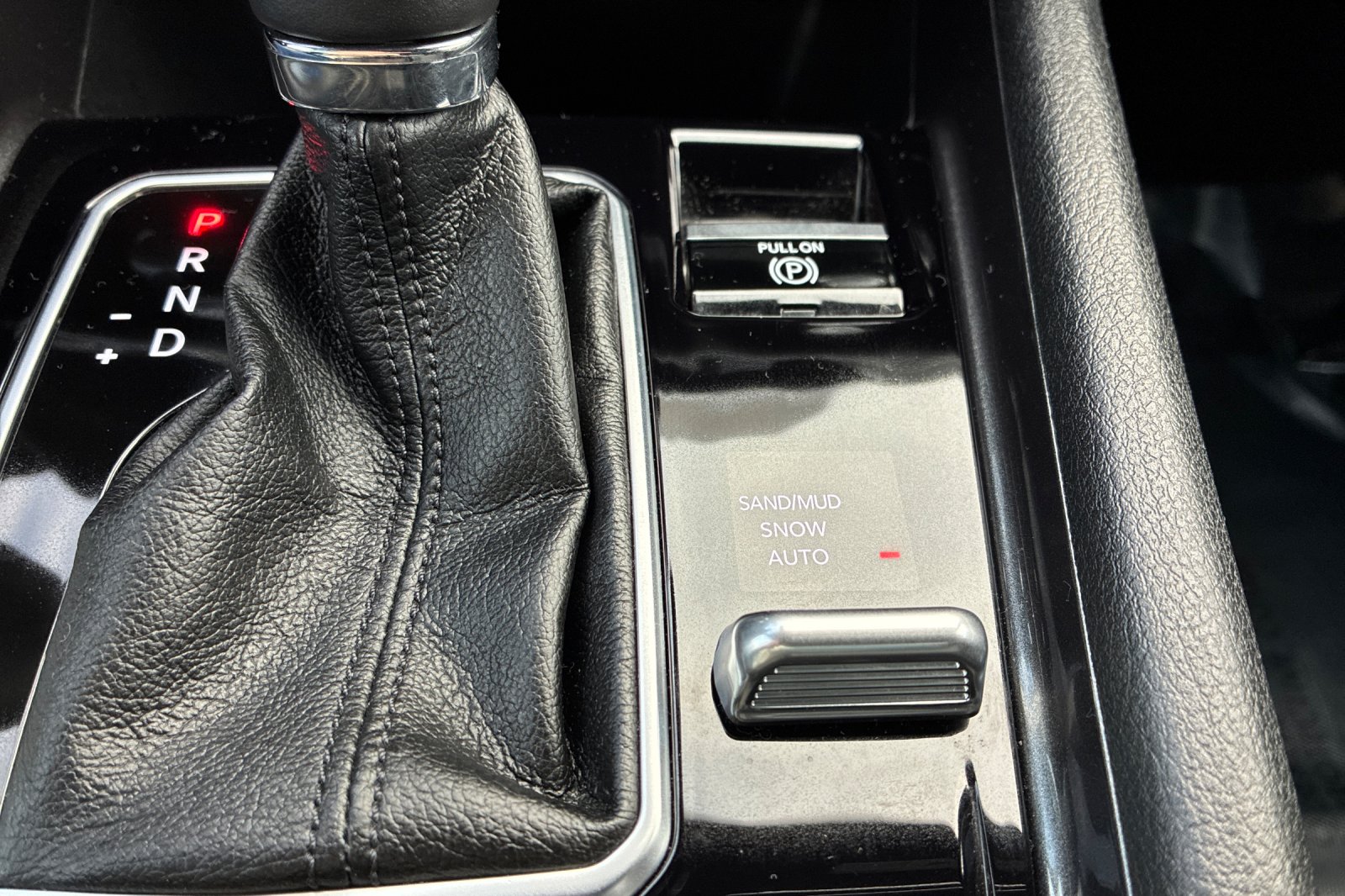 Used 2023 Crystal Metallic Jeep Latitude Lux image 44