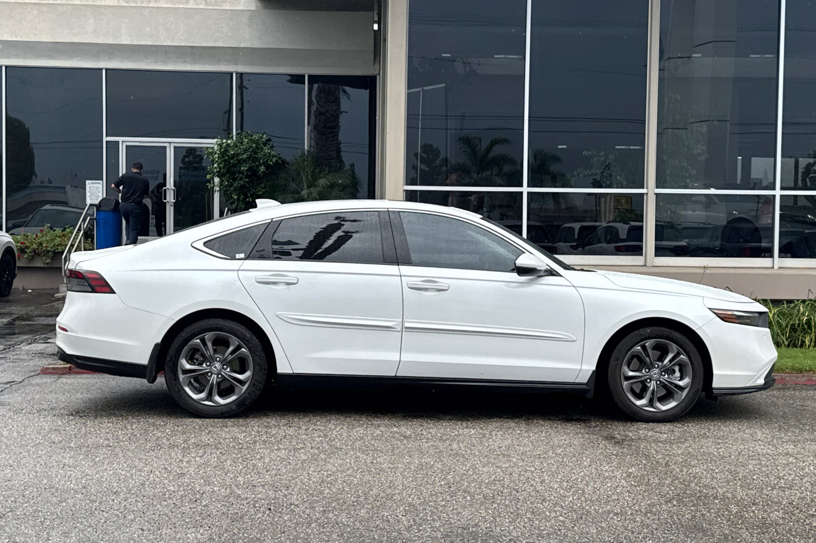 Certified Used 2023 Platinum White Pearl Honda EX-L image 4