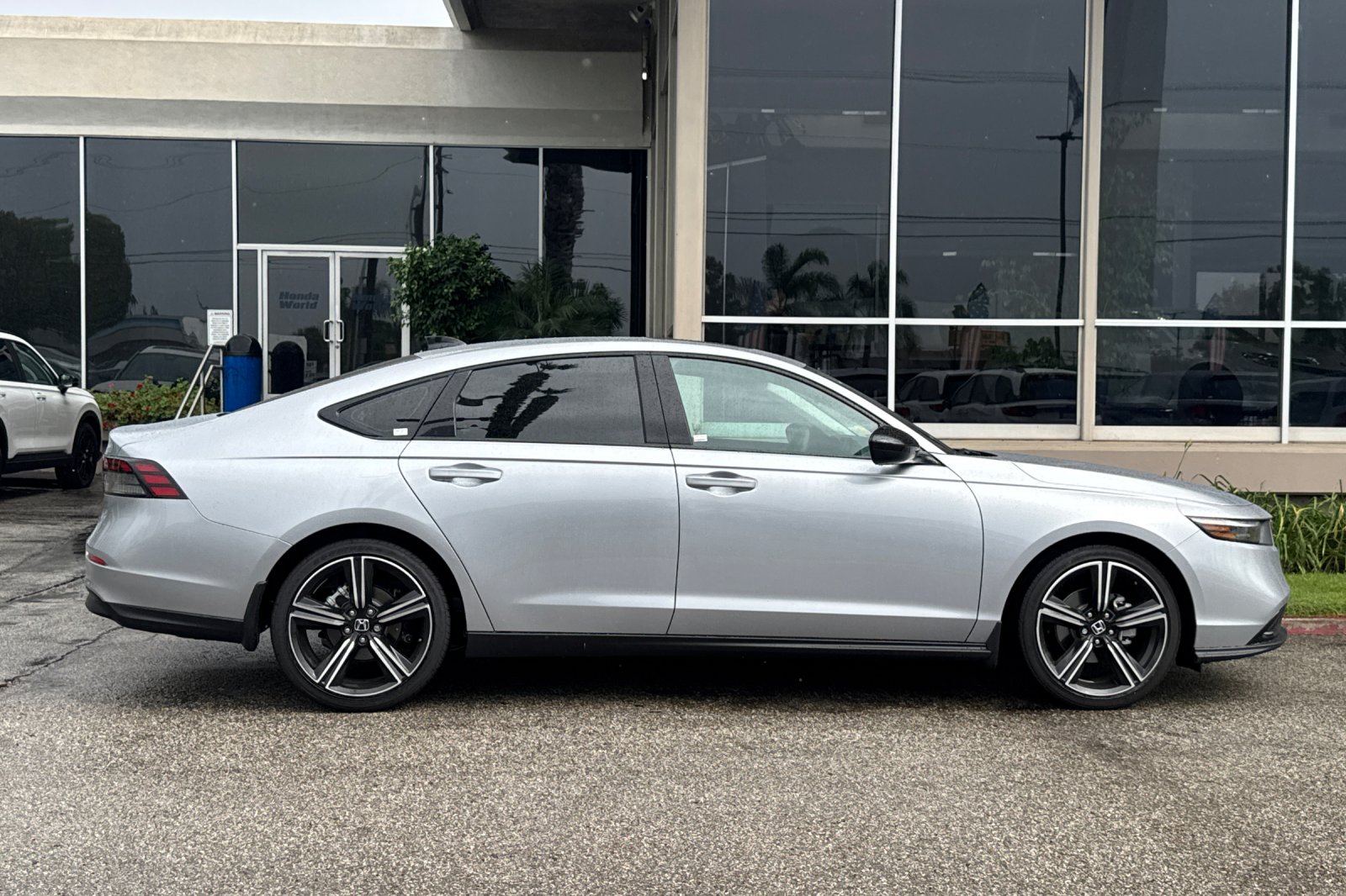 Used 2026 Solar Silver Metallic Honda SE image 4