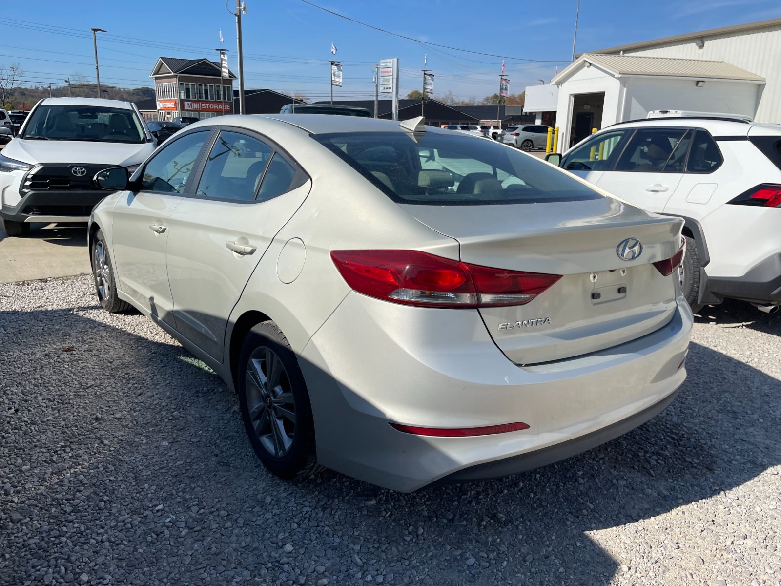 Used 2017 Mineral Beige Pearl Hyundai SE image 2