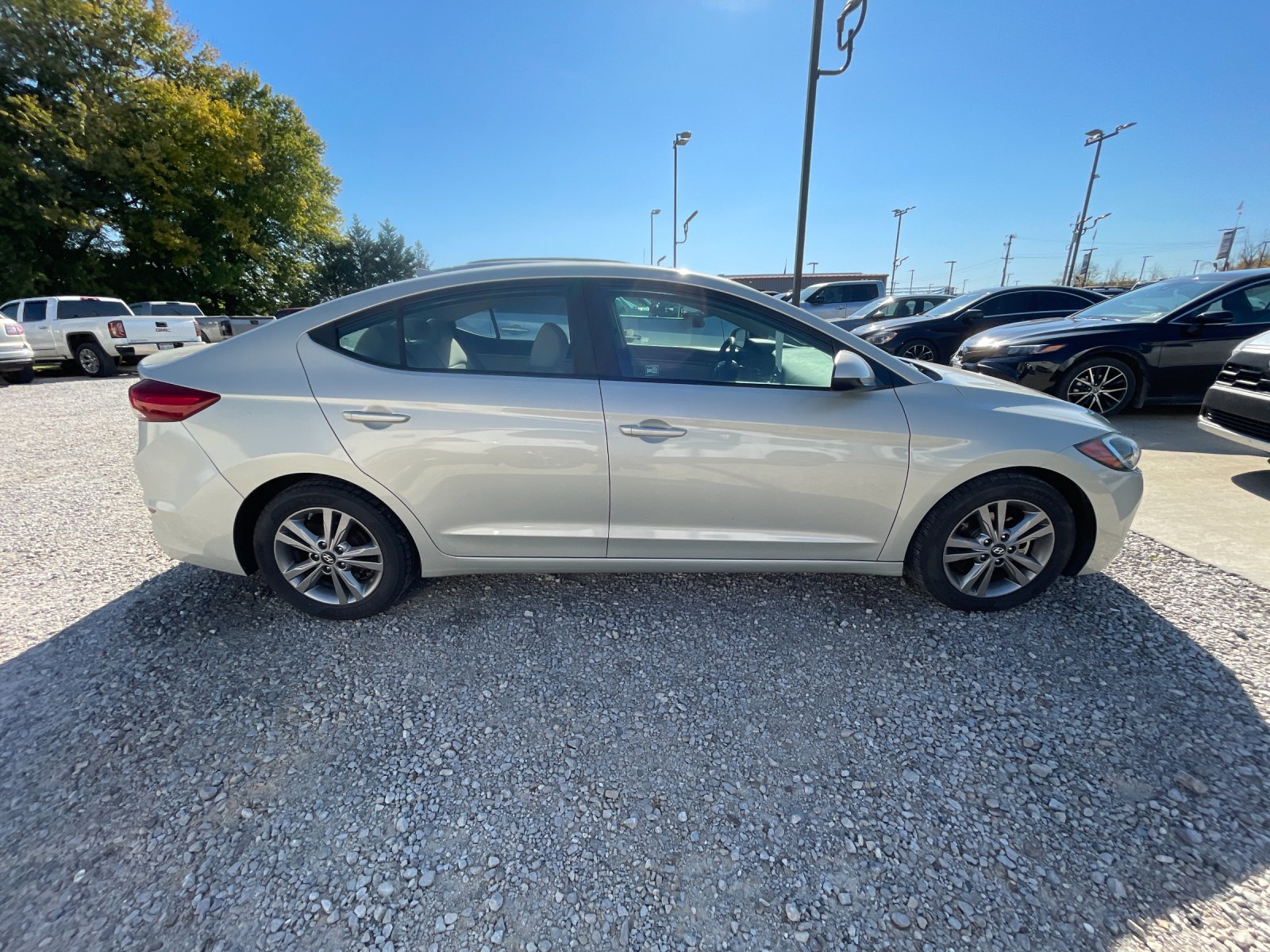 Used 2017 Mineral Beige Pearl Hyundai SE image 5
