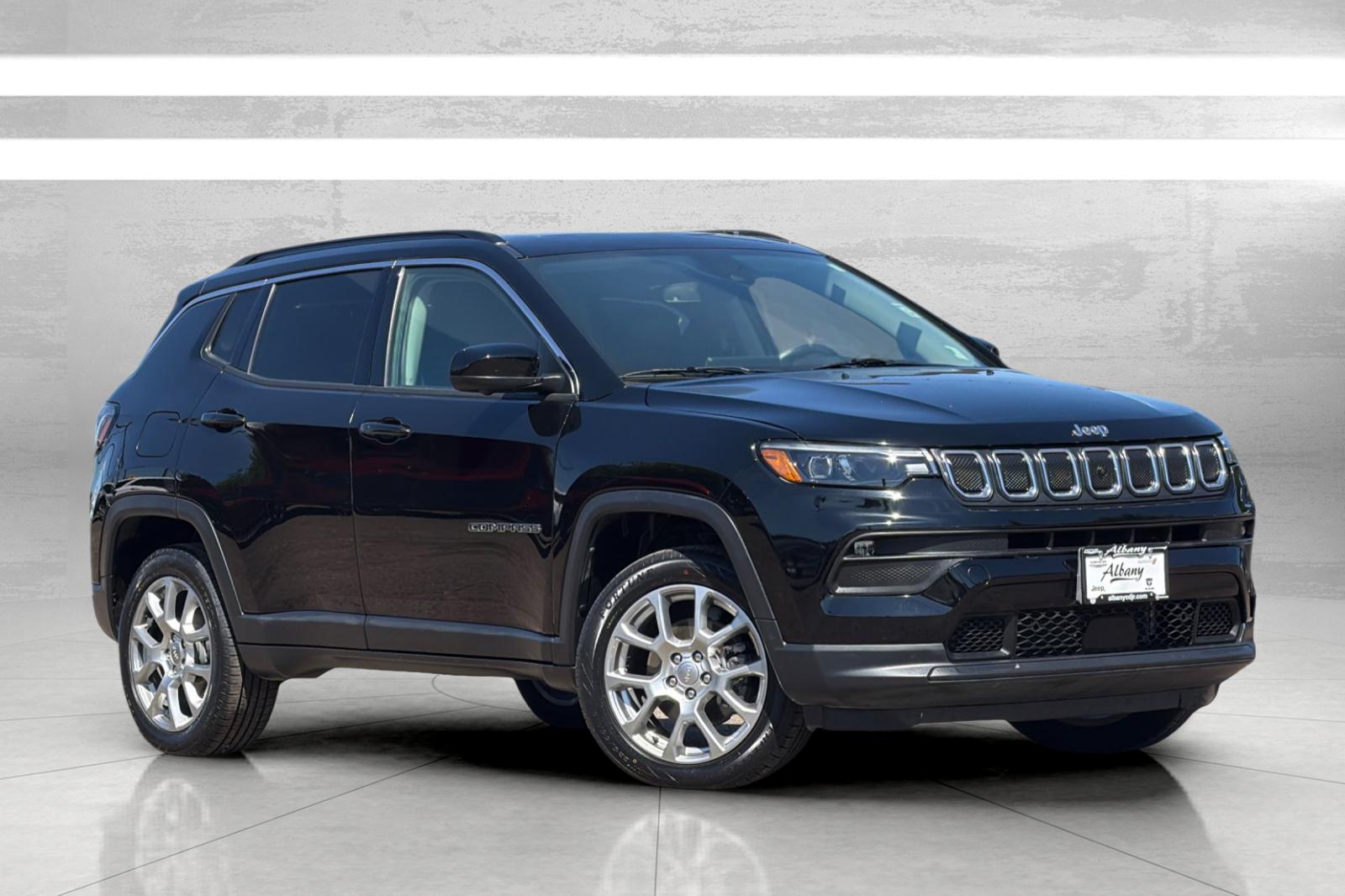 Used 2022 Black Jeep Latitude Lux image 2