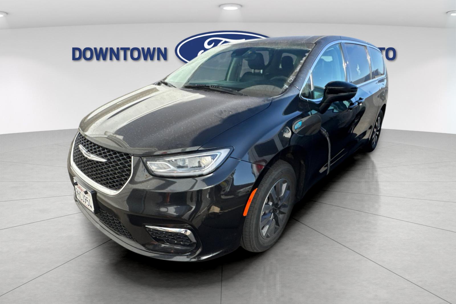 Used 2023 Brilliant Black Crystal Pearlcoat Chrysler Touring L image 2