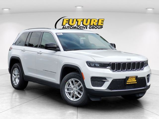 New 2026 Bright White Clear-Coat Exterior Paint Jeep Laredo X image 2