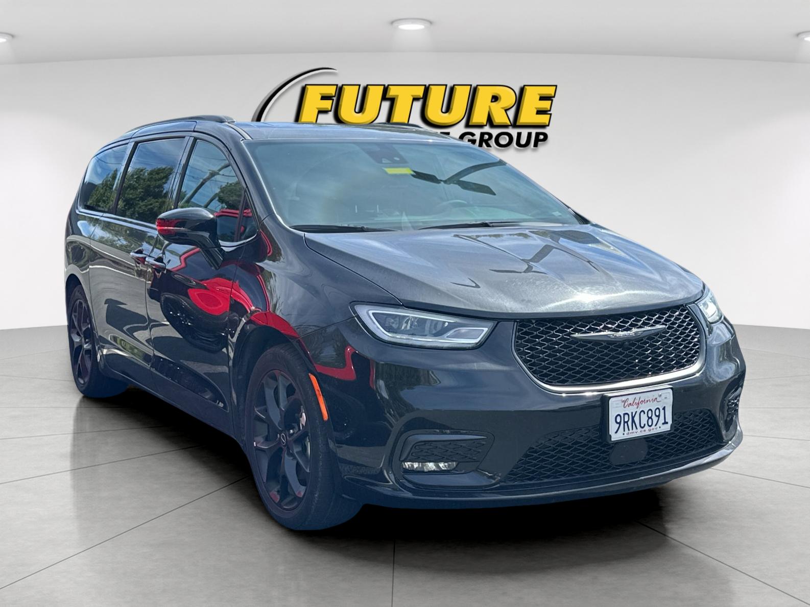 Used 2025 Black Chrysler Limited image 2
