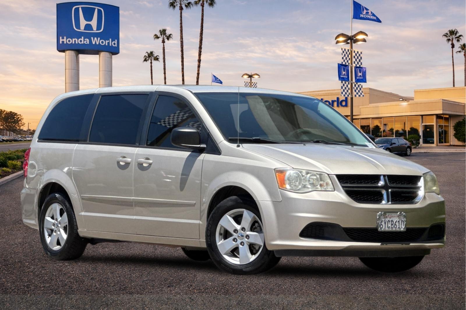 Used 2013 Cashmere Pearl Dodge SE image 2