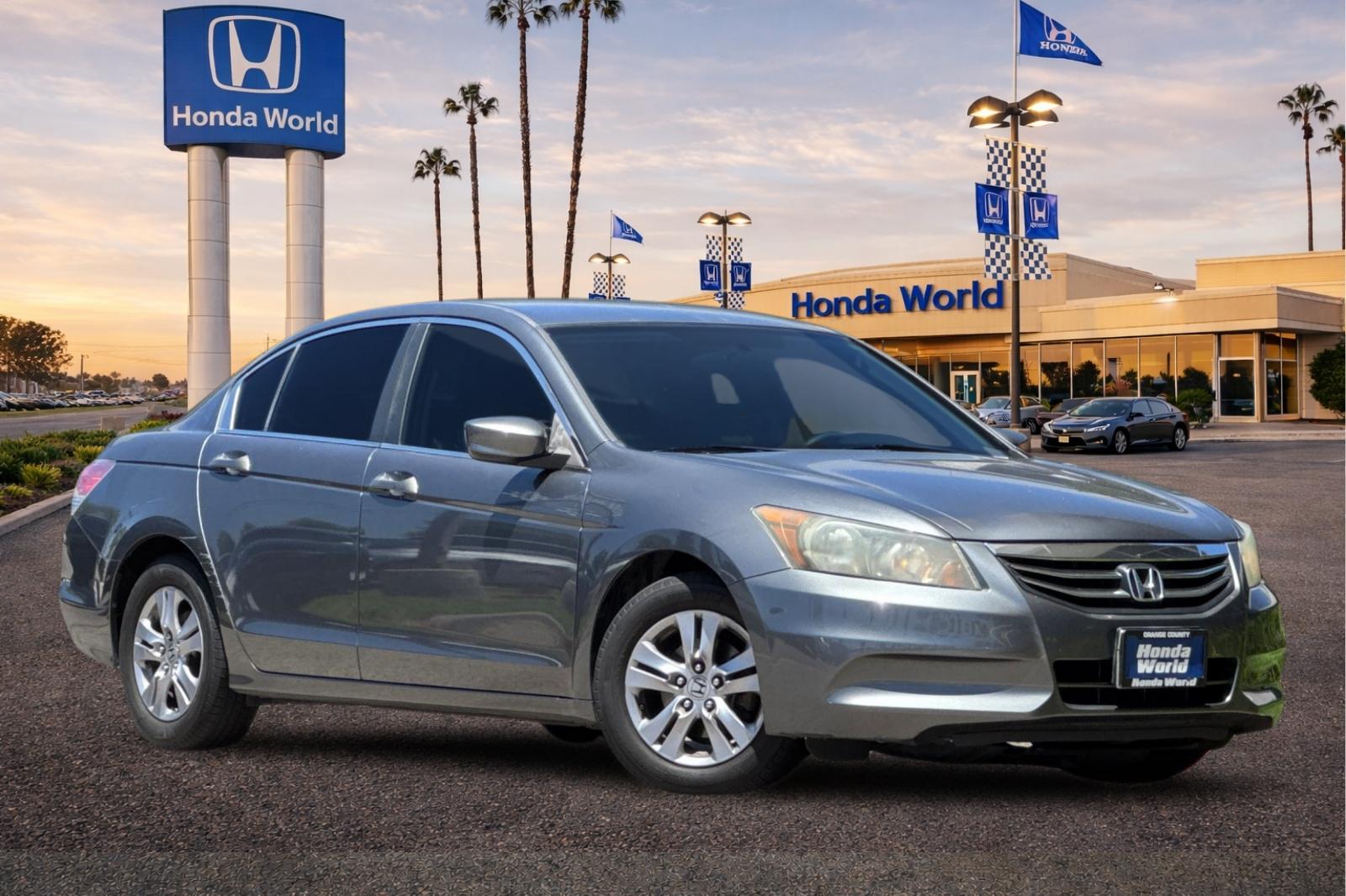 Used 2012 Polished Metal Metallic Honda SE image 2