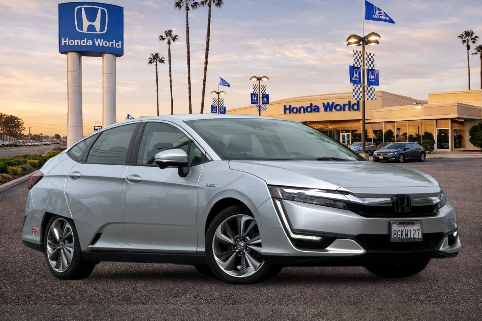 Certified Used 2018 Solar Silver Metallic Honda Touring image 2