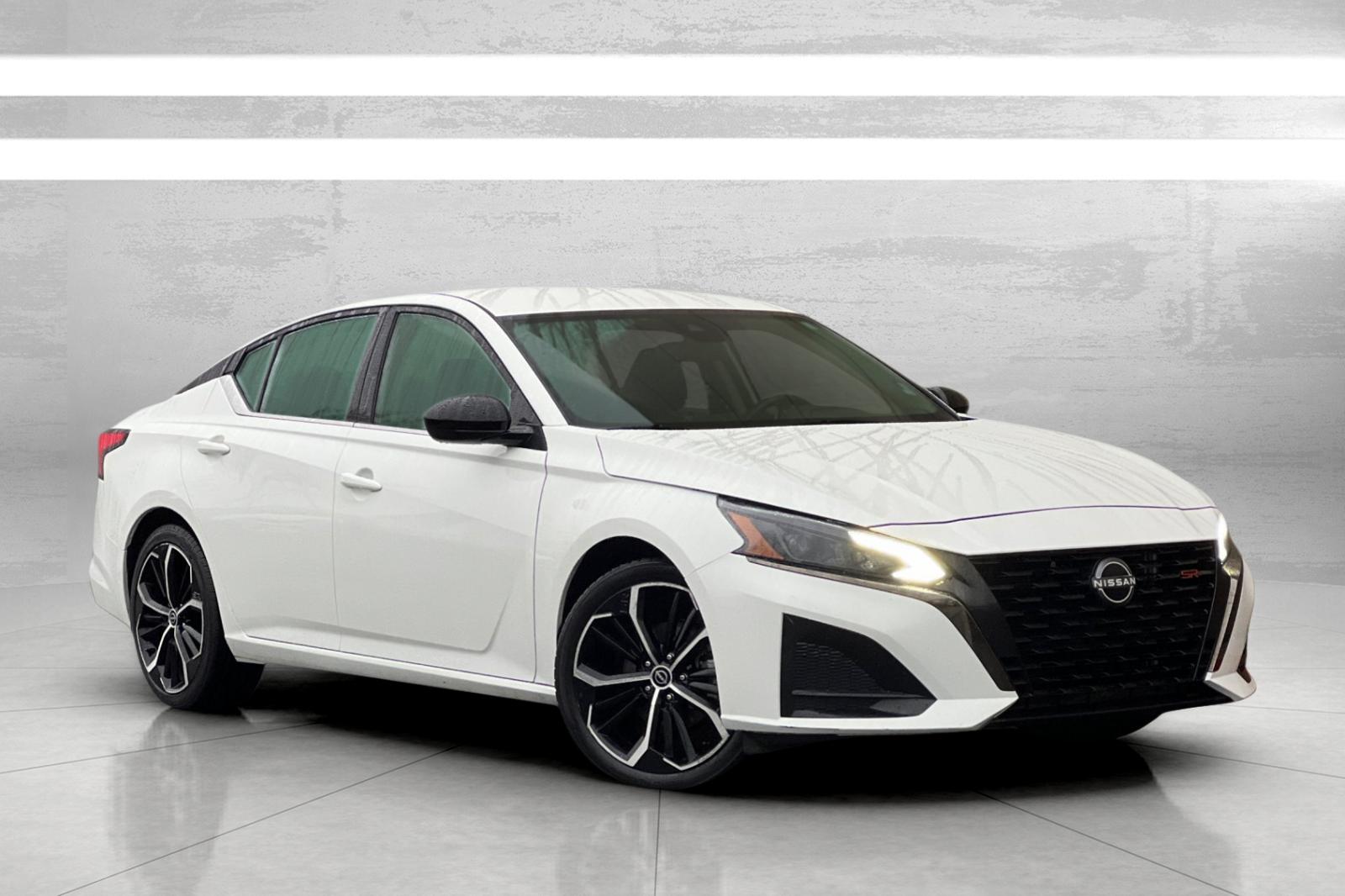 2023 Nissan Altima SR's photo