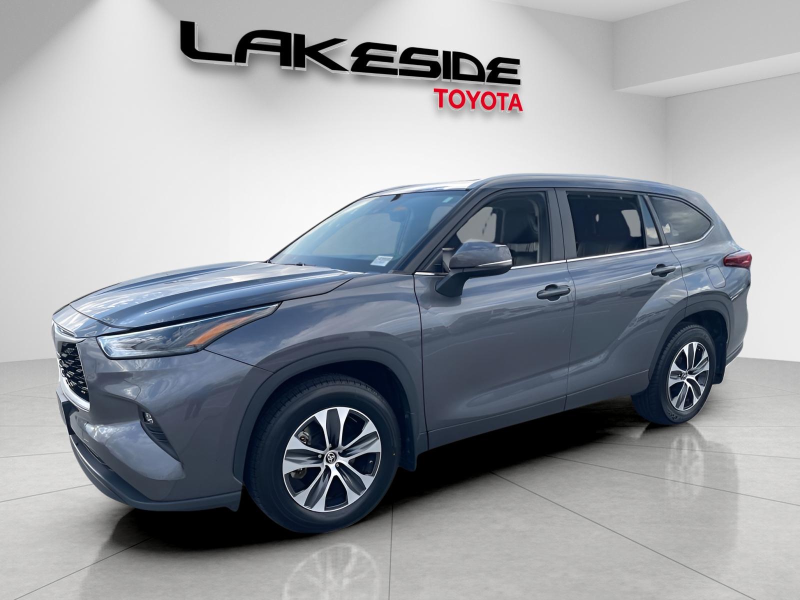 2023 Toyota Highlander XLE's photo