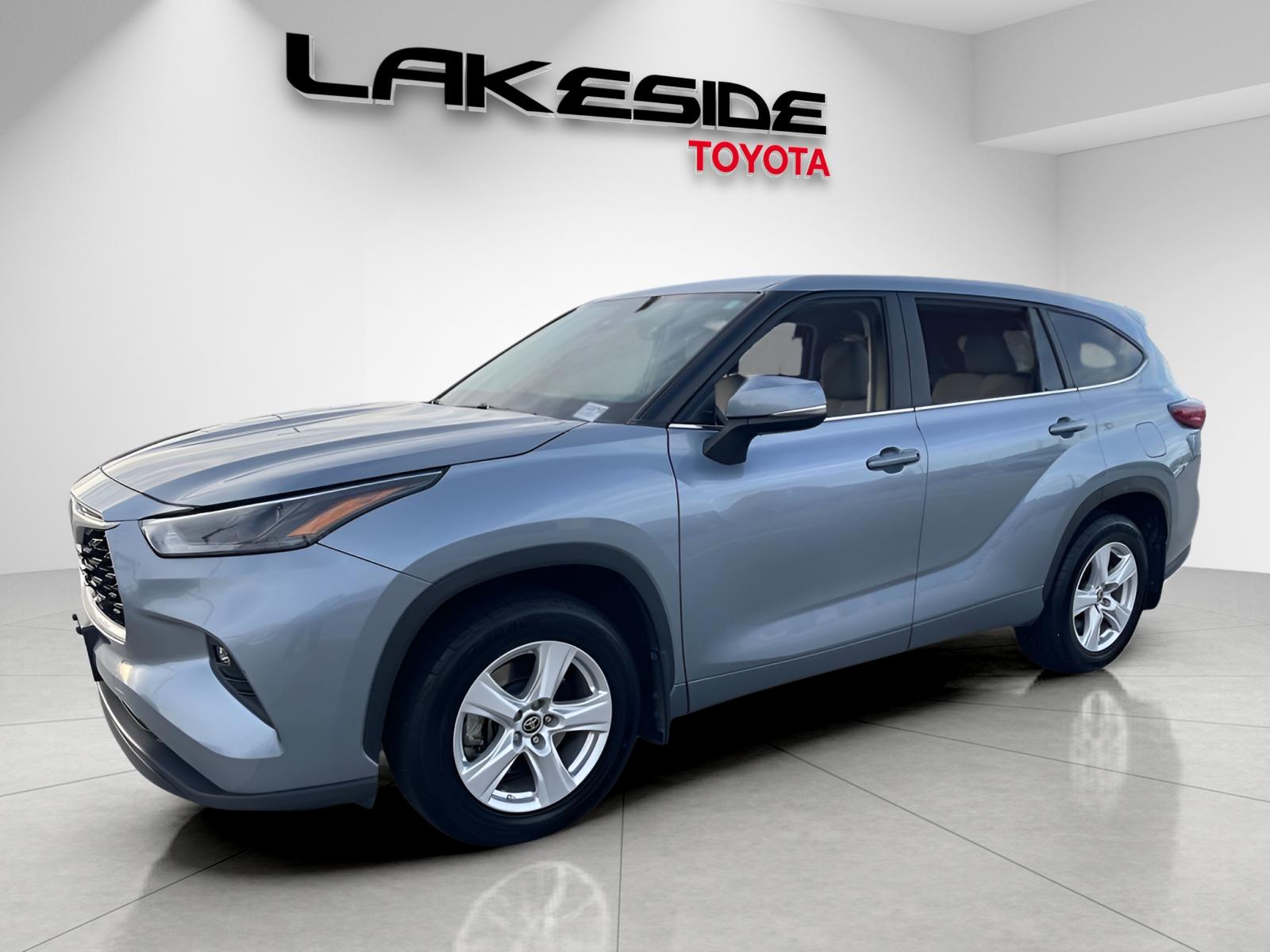 2023 Toyota Highlander LE's photo
