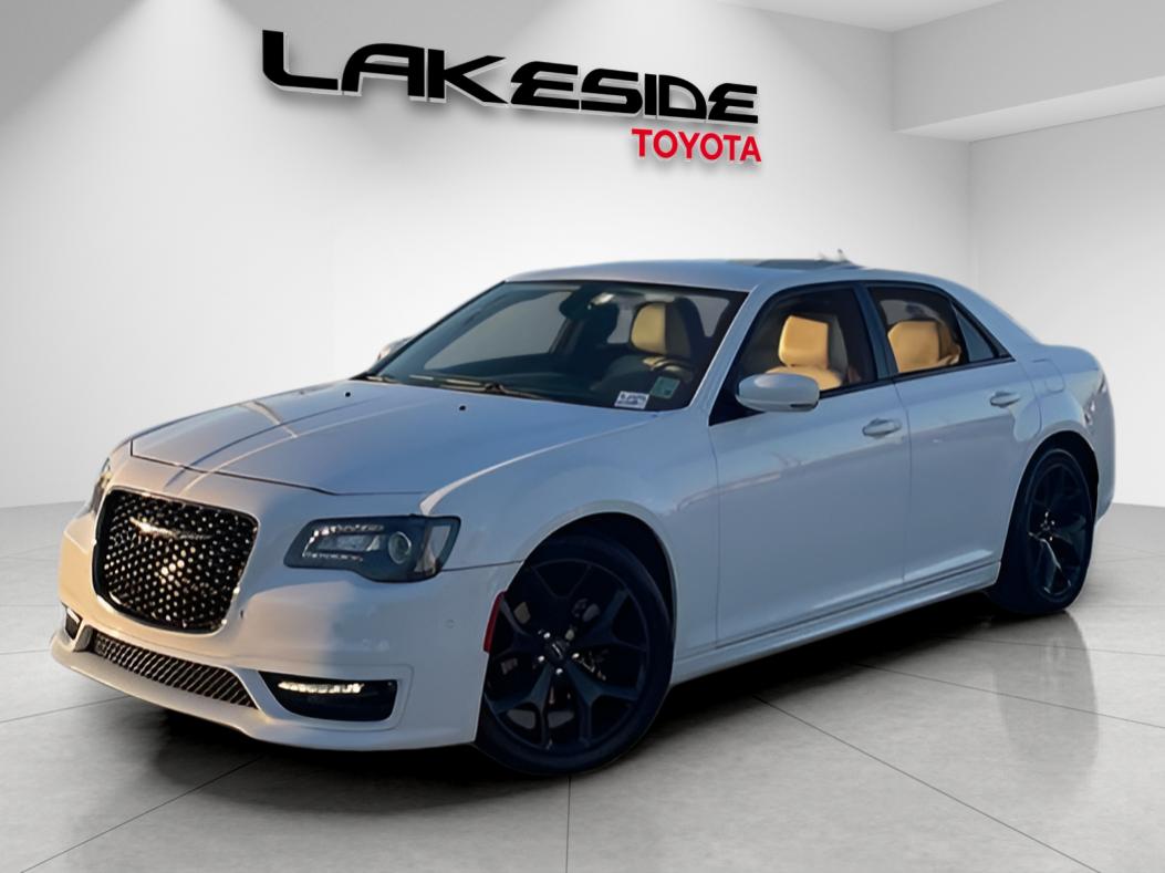 2021 Chrysler 300 Touring's photo