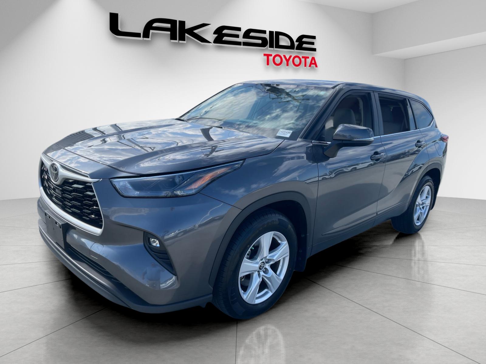 2023 Toyota Highlander LE's photo