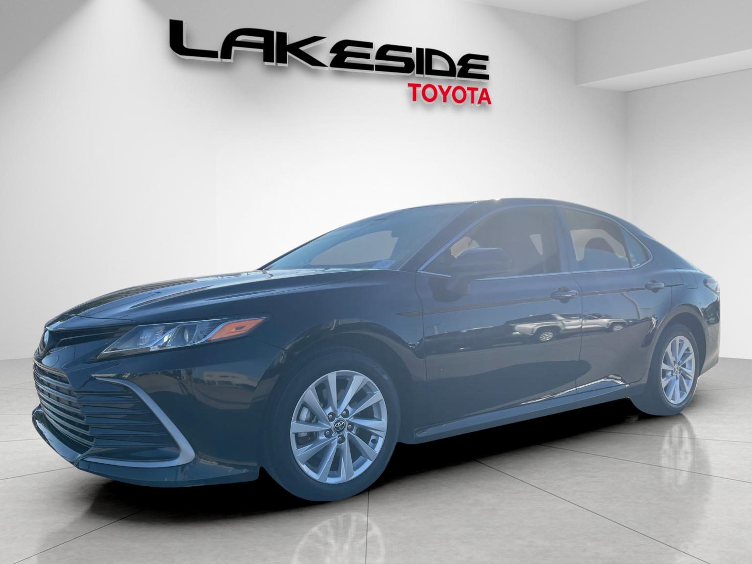 2023 Toyota Camry LE's photo