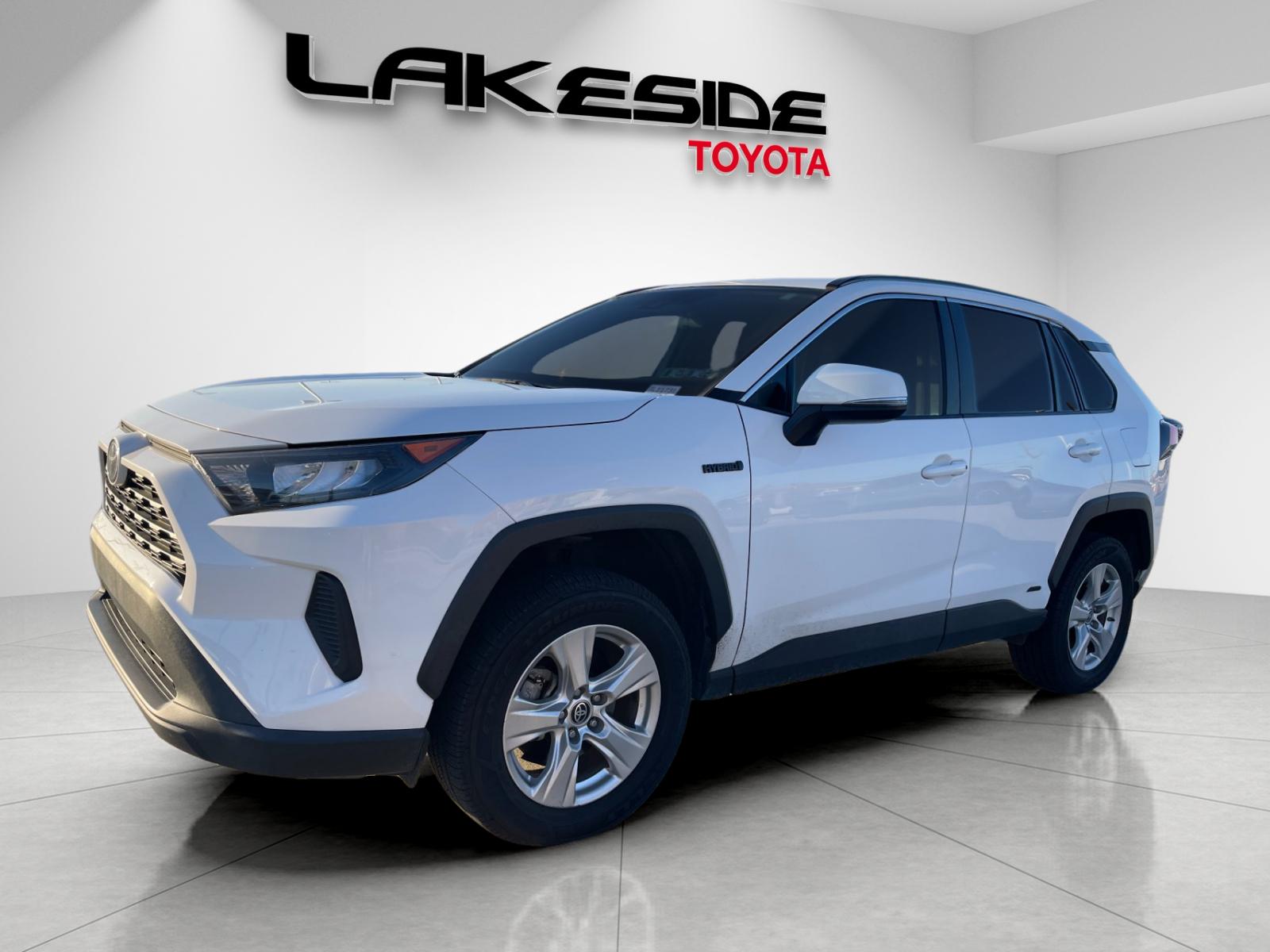 2021 Toyota RAV4 LE's photo